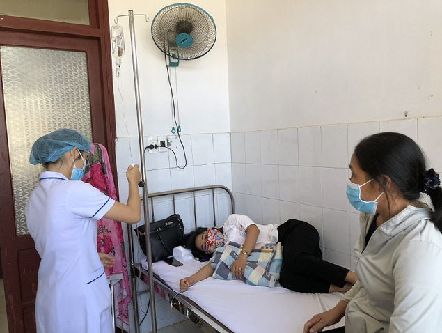  Hàng chục người nhập viện sau khi ăn bánh mì: Ngày 19/5, Trung tâm Y tế huyện Bình Sơn (tỉnh Quảng Ngãi) cho biết, đang tiếp nhận điều trị hàng chục trường hợp ngộ độc thực phẩm, nghi do ăn bánh mỳ. Những người này cho biết, đều đã ăn bánh mì của cơ sở Thành Phát (địa chỉ 282 Phạm Văn Đồng, thị trấn Châu Ổ, huyện Bình Sơn) vào chiều 17/5.