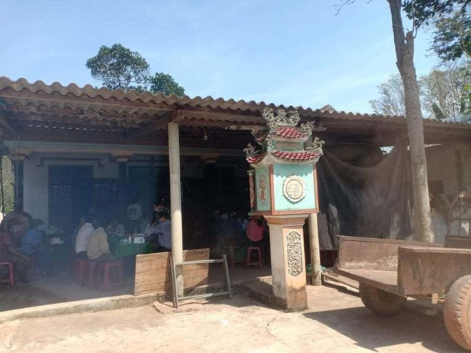  Rủ nhau ra hồ chơi 3 cháu nhỏ chết đuối thương tâm: Chiều 18/5, các cháu Đặng Nguyễn Minh Q. (SN 2017, trú xã Châu Hoá, huyện Tuyên Hoá) và 2 chị em ruột Nguyễn Thị P.H. (SN 2016), Nguyễn Văn H. (2017 cùng trú tại huyện Lệ Thuỷ, Quảng Bình) được người lớn đưa về nhà ông ngoại chơi ở huyện Lệ Thuỷ, Quảng Bình. Khi ông bà ngoại vắng nhà, các cháu đã rủ nhau ra hồ cá sau nhà chơi và không may bị đuối nước tử vong. 