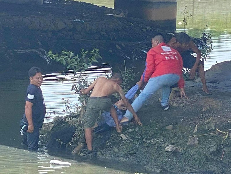  Cứu 1 cụ ông nhảy cầu Nguyễn Tri Phương tự tử: Trưa 18/5 tại khu vực cầu Nguyễn Tri Phương, phường 9, quận 8, TP.HCM một người đàn ông 68 tuổi đi bộ lên giữa cầu Nguyễn Tri Phương rồi nhảy xuống kênh Tàu Hủ tự tử. Người đi đường phát hiện sự việc liền hô hoán hỗ trợ. Nghe tiếng kêu, một số người dân sống gần chân cầu đã nhảy xuống kênh, kịp thời vớt người đàn ông lên bờ.