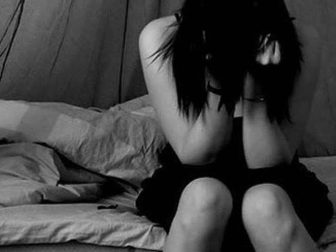  Về thăm nhà, con gái bị cha ruột dâm ô: Do cha mẹ không còn sống với nhau nên em P.T.N.H. (2008 ngụ huyện Cái Bè, tỉnh Tiền Giang) phải chung sống cùng với ông, bà ngoại. Ngày 3/5, em H. đến nhà cha ruột là Phan Tấn Hiệp (ngụ huyện Cái Bè, tỉnh Tiền Giang) chơi và ngủ qua đêm. Trong đêm đó, Hiệp đã vào phòng H. có hành vi dâm ô đối với con gái của mình. Ngày 18/5, Hiệp bị Công an Tiền Giang khởi tố. 