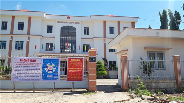  Nhận hối lộ một thẩm phán bị khởi tố: Ngày 18/5, VKSND cấp cao Đà Nẵng cho biết, vừa khởi tố bị can và tạm giam đối với ông Nguyễn Văn Tuấn về hành vi “Nhận hối lộ”. Ông Tuấn là Đảng viên Đảng Cộng sản Việt Nam, hiện đang sinh hoạt tại Chi bộ TAND TP Kon Tum, trực thuộc Thành ủy TP Kon Tum. Trước khi bị khởi tố, ông Nguyễn Văn Tuấn là thẩm phán của TAND TP Kon Tum (tỉnh Kon Tum). 