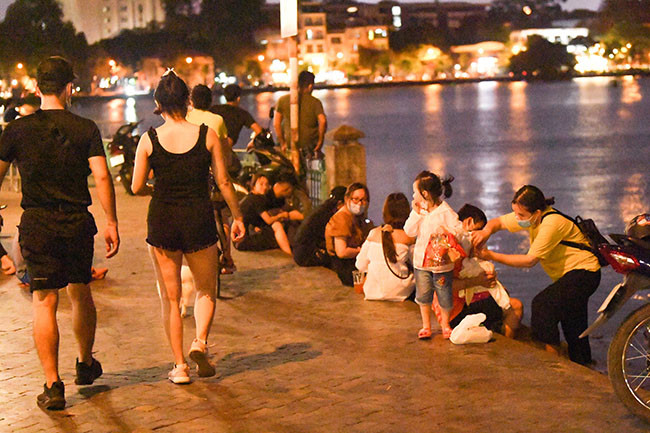 Cũng theo quan sát của PV lực lượng chức năng đi qua nhắc nhở nhiều người đã đi chỗ khác. Tuy nhiên, lực lượng đi qua thì đâu lại vào đấy.