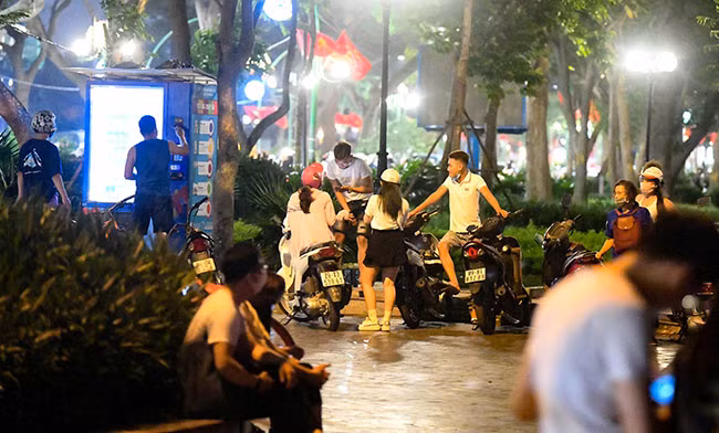 Với mật độ đông đúc tại khu vực cửa hàng kem Hồ Tây khiến nhiều người không khỏi ngán ngẩm.