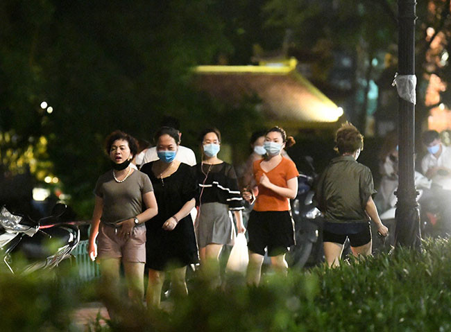 Không chỉ hóng mát, nhiều người ra khu vực này tập thể dục bất chấp thông báo của cơ quan chức năng sở tại.