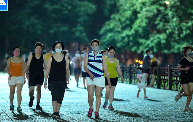 Theo đó, các lực lượng chức năng đã tuyên truyền, kiểm tra, xử phạt nghiêm khiến người dân trên địa bàn Thủ đô chấp hành tốt. Tuy nhiên, đến nay ở một số nơi trên địa bàn Hà Nội, người dân đã có biểu hiện lơ là, chủ quan với công tác phòng, chống dịch... 