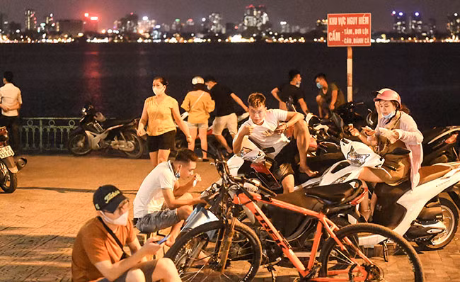 Bat chap COVID-19, nguoi dan van un un do ra Ho Tay hong mat-Hinh-2