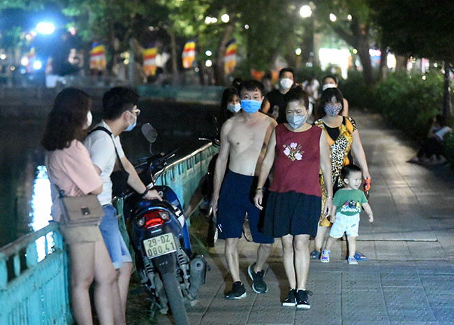 Cụ thể, là tạm dừng hoạt động của nhà hàng, quán bia hơi, chợ cóc, các rạp, trung tâm chiếu phim, các cơ sở dịch vụ spa, massage, xông hơi, phòng tập gym, các hoạt động tập thể dục, thể thao, các sự kiện tập trung đông người tại khu vực công cộng, vườn hoa, công viên cho đến khi có chỉ đạo mới của Ban Chỉ đạo Thành phố Hà Nội.