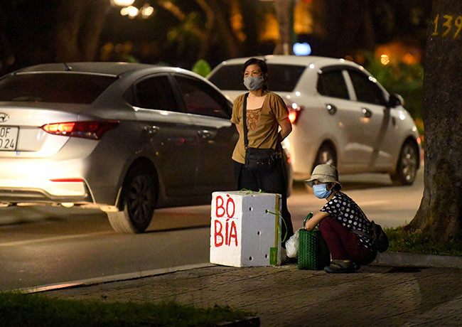 Không chỉ tập trung hóng mát, tập thể dục, mà tại đường Thanh Niên (phía mặt Hồ Tây), nhiều người bán hàng rong vẫn ngang nhiên hoạt động. 