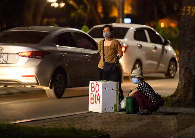 Không chỉ tập trung hóng mát, tập thể dục, mà tại đường Thanh Niên (phía mặt Hồ Tây), nhiều người bán hàng rong vẫn ngang nhiên hoạt động. 