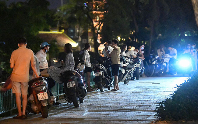 Nhiều cặp đôi vô tư tụ tập đông người ở ven Hồ Tây.