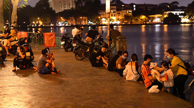 Mặc dù lực lượng chức năng đã xử lý nghiêm nhưng người dân vẫn "ngó lơ" quy định khiến cuộc chiến phòng, chống dịch COVID-19.