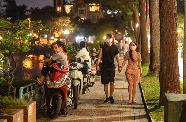 Theo ghi nhận của PV Báo Tri Thức và Cuộc Sống, cuối tuần vừa qua, đặc biệt vào tối 16/5, tại khu vực đường Thanh Niên (Hà Nội), người dân bất chấp quy định, vô tư đổ ra tập thể dục và hóng mát. 