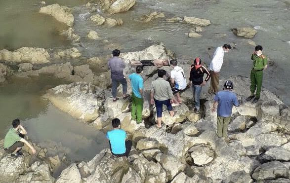 Phat hien thi the 2 vo chong nghi chet duoi do tam suoi