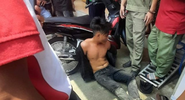  Giả mua vàng rồi cướp bỏ chạy: Trưa 11/5, Trương Hoàng Phúc (SN 2001, quê Kiên Giang) chạy xe máy đến tiệm vàng Kim Hoàn Mỹ nằm trong khu dân cư Việt - Sing (phường An Phú, TP Thuận An, Bình Dương) giả vờ hỏi mua vàng. Tại đây, Phúc yêu cầu được đeo thử trang sức bằng vàng thì được chủ tiệm đồng ý. Tuy nhiên, khi vừa đeo vào người thì đối tượng nhanh chân bỏ chạy ra khỏi tiệm thì bị người dân cùng lực lượng chức năng bắt giữ. 