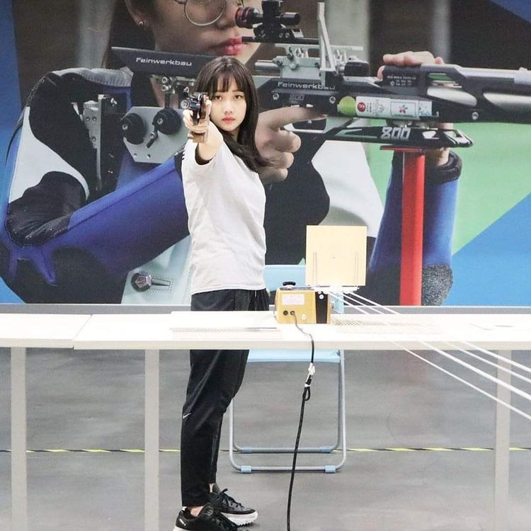 Wu chia sẻ từ năm cuối phổ thông, cô mới học bắn súng trường chỉ để lấy chứng chỉ nhằm có thêm cơ hội thi đậu vào trường cảnh sát. Trước đó, cô chủ yếu tập luyện taekwondo. Cuối cùng, do chiều cao không đủ, chỉ 1,55 m, Wu không được tuyển vào trường cảnh sát. Cô thi đậu vào khoa Thể thao biểu diễn của National Taiwan Normal University và theo đuổi sự nghiệp VDDV chuyên nghiệp.