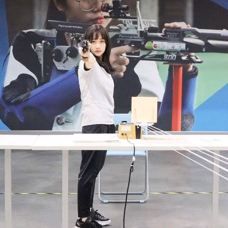 Wu chia sẻ từ năm cuối phổ thông, cô mới học bắn súng trường chỉ để lấy chứng chỉ nhằm có thêm cơ hội thi đậu vào trường cảnh sát. Trước đó, cô chủ yếu tập luyện taekwondo. Cuối cùng, do chiều cao không đủ, chỉ 1,55 m, Wu không được tuyển vào trường cảnh sát. Cô thi đậu vào khoa Thể thao biểu diễn của National Taiwan Normal University và theo đuổi sự nghiệp VDDV chuyên nghiệp.