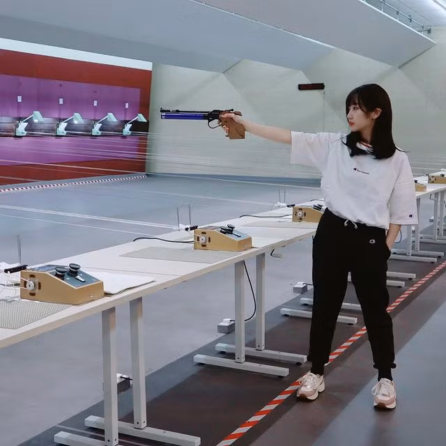 Năm 2011, Wu gây chú ý và được mệnh danh "ID Girl" bởi nhan sắc xinh đẹp trong tấm ảnh thẻ thi đấu trong cuộc thi diễn ra tại Thâm Quyến (Trung Quốc). Phần trình diễn của cô tại cuộc thi này cũng nhận nhiều lời khen. 