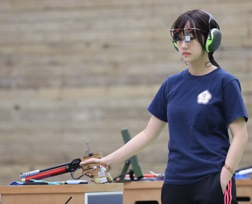 Wu Chia Ying (sinh năm 1992) là vận động viên bắn súng tài năng ở Đài Loan (Trung Quốc). Cô từng giành huy chương bạc đồng đội tại Đại hội thể thao châu Á Incheon (Hàn Quốc) năm 2014, huy chương bạc tại Giải vô địch bắn súng châu Á tại Kuwait năm 2015 và tham gia Olympic Rio 2016. 