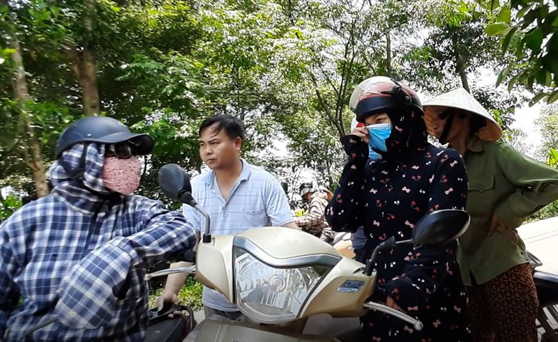 Hiện vụ mẹ ôm con nằm trên đường ray định tự tử đang được cơ quan chức năng điều tra, làm rõ.