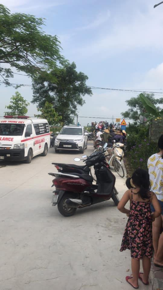 Bắt giam người mẹ ôm con nằm trên đường ray định tự tử Bat giam nguoi me om con nam tren duong ray dinh tu tu