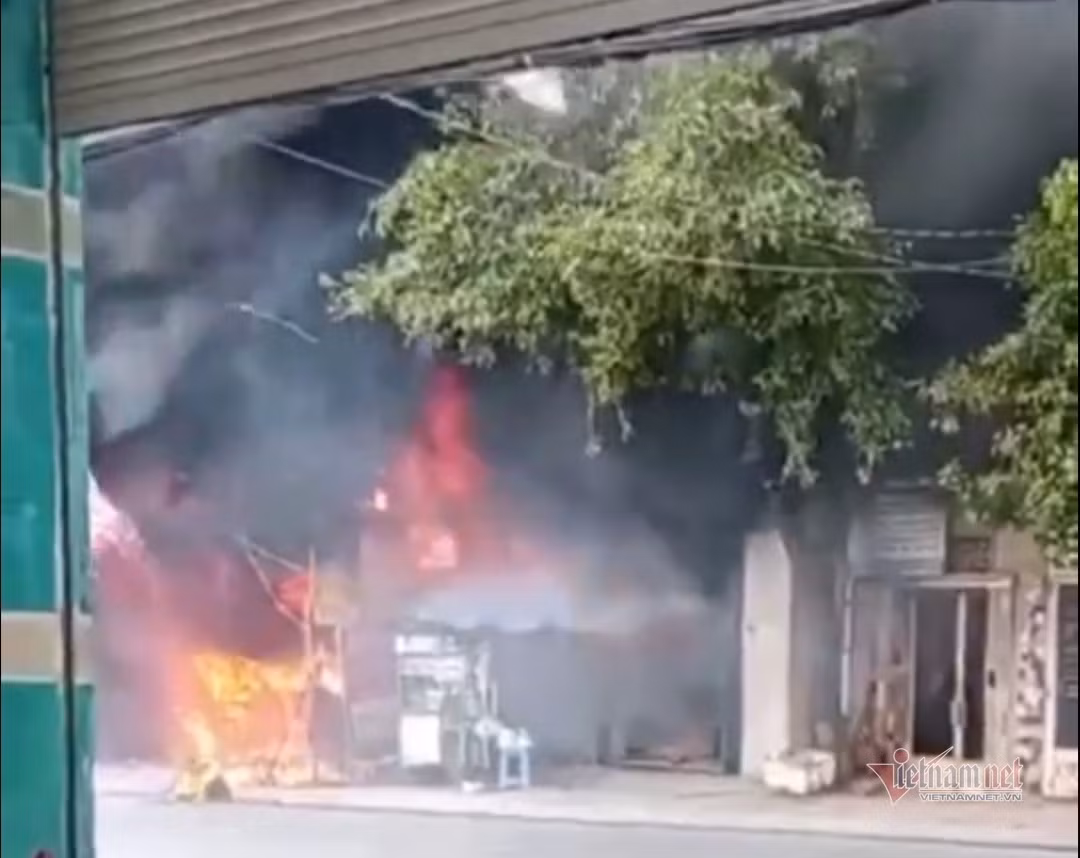 Chay du doi kem no lon o cua hang ban son, thieu rui nhieu tai san