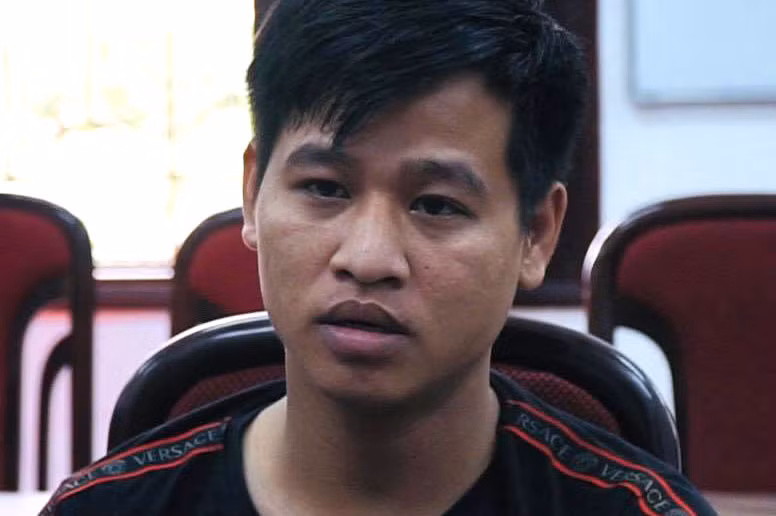  Mạo danh là Trưởng khoa bệnh viện của Bộ Công an: Nguyễn Văn Hào (SN 1994, trú Hà Nội) đã làm giả căn cước công dân mang tên, một thẻ bác sĩ đều mang tên Nguyễn Hoàng Anh, chức vụ Trưởng khoa ngoại phẫu thuật chỉnh hình, Bệnh viện 19/8 (Bộ Công an) để lừa đảo chị Th. (ở Hà Giang) hơn 234 triệu đồng. Hào đã nói dối có thể lo được thủ tục đưa con chị Th. ra nước ngoài khám chữa bệnh. Ngày 6/4, Công an Hà Nội đã bắt tạm giam Hào để điều tra. 