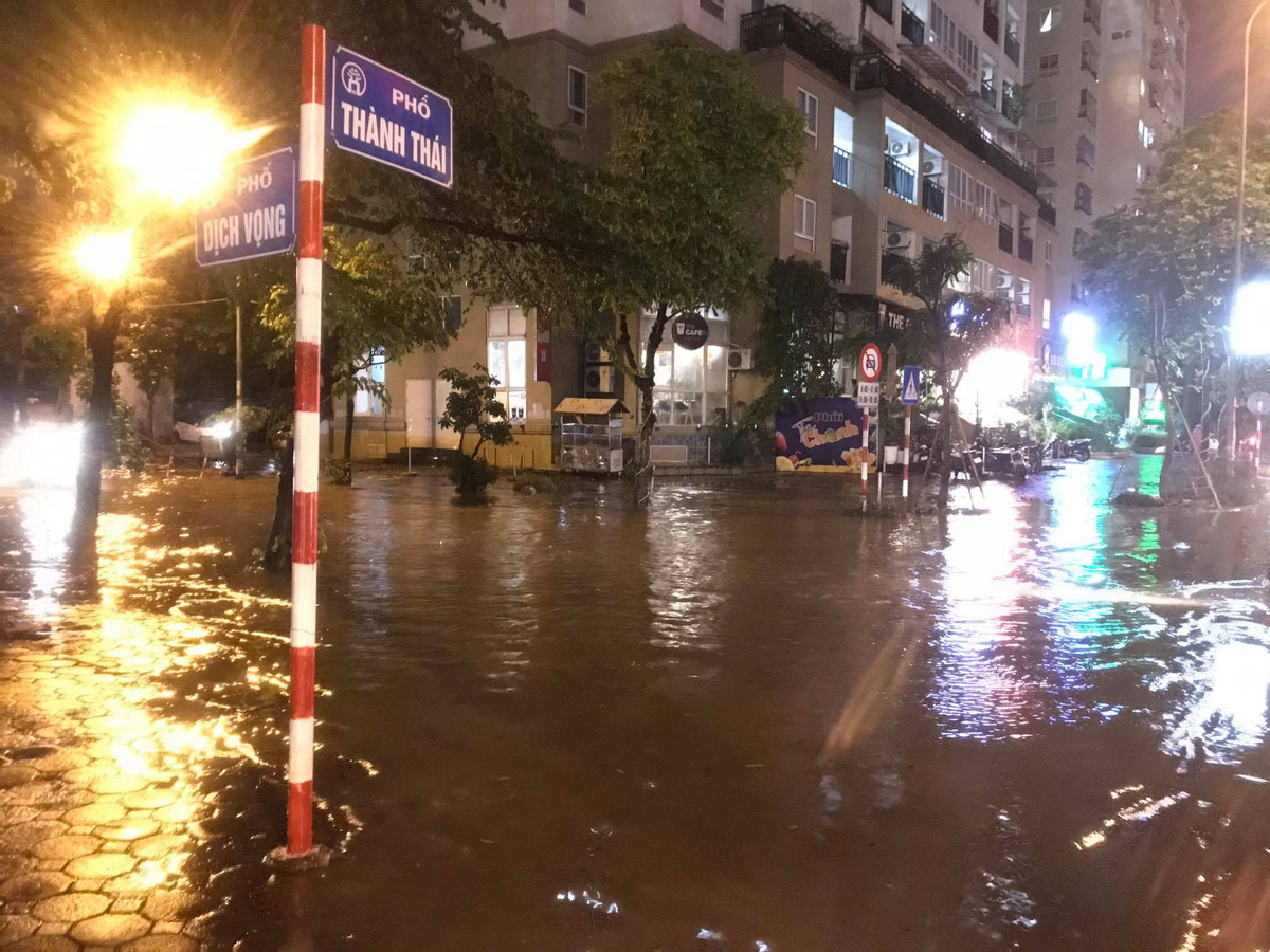 Điểm giao cắt giữa phố Thành Thái và Dịch Vọng ngập sâu.