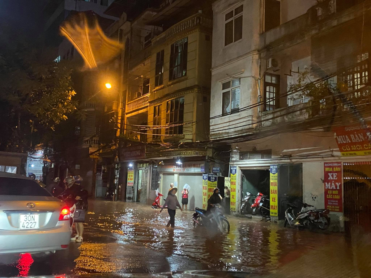 Tại phố phố Chùa Hà đường cũng hóa sông sau mưa.