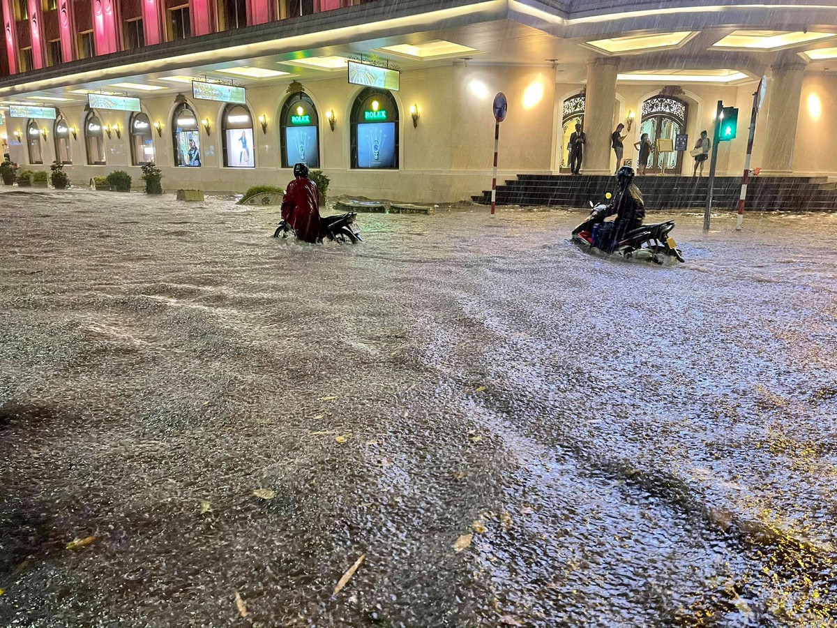 Các quận/điểm/tuyến phố chính có nguy cơ ngập như: Thụy Khê, Dốc La pho (Tây Hồ), Đội Cấn, Liễu Giai, Ngọc Khánh, Cao Bá Quát, Ngọc Hà (Ba Đình, Hoa Bằng, Yên Hòa, Cầu Giấy, Xuân Thủy, Dương Đình Nghệ (Cầu Giấy)…