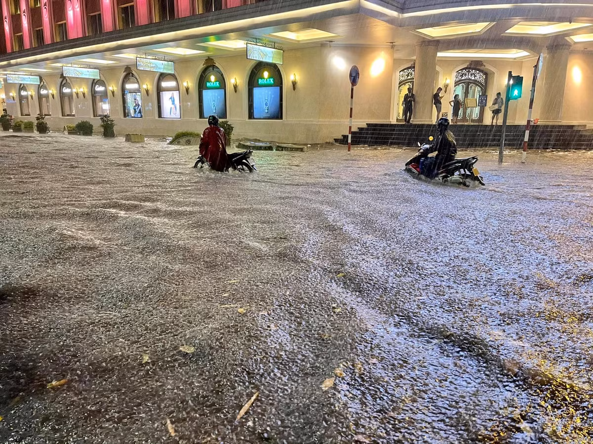 Các quận/điểm/tuyến phố chính có nguy cơ ngập như: Thụy Khê, Dốc La pho (Tây Hồ), Đội Cấn, Liễu Giai, Ngọc Khánh, Cao Bá Quát, Ngọc Hà (Ba Đình, Hoa Bằng, Yên Hòa, Cầu Giấy, Xuân Thủy, Dương Đình Nghệ (Cầu Giấy)…