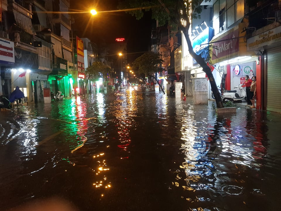 Phố Bạch Mai (quận Hai Bà Trưng) cũng ngập trong biển nước.