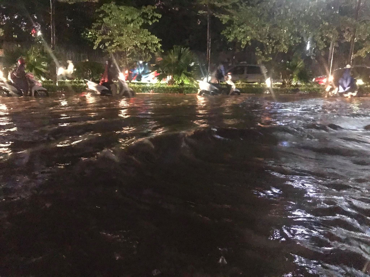 Đường Trần Thái Tông do mực nước ngập khá sâu nên 1 số xe máy bị chết máy.