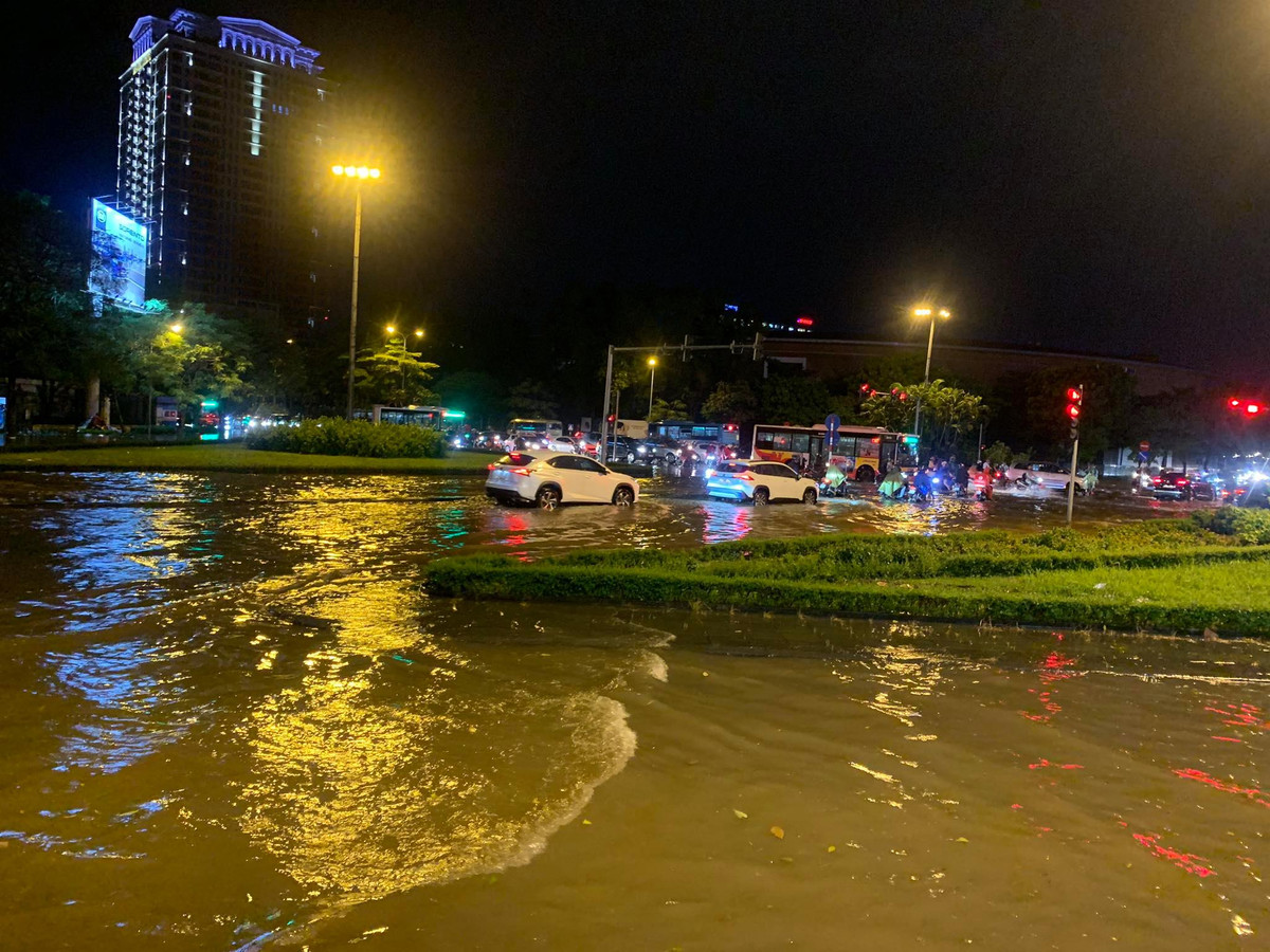 Khu vực quận Cầu Giấy có nhiều tuyến phố ngập úng.