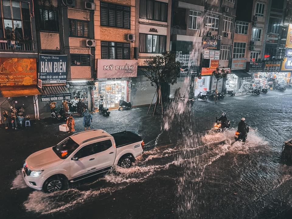 Chiều tối 11/5, Hà Nội xuất hiện mưa và dông mạnh trên hầu khắp khu vực thành phố.