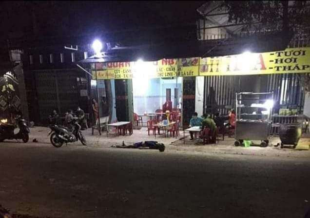  Đang ngồi quán nhậu bất ngờ bị đâm tử vong: Đêm 16/5, anh Trần Văn Toàn (31 tuổi, quê An Giang) đang ngồi trong quán nhậu ở thị xã Bến Cát (tỉnh Bình Dương) bất ngờ bị một đối tượng cầm dao đâm 2 nhát vào lưng nạn nhân sau đó đứng lên bước ra phía trước quán nhậu thì ngã gục xuống đất tử vong. Hiện Công an thị xã Bến Cát đang điều tra, làm rõ. 