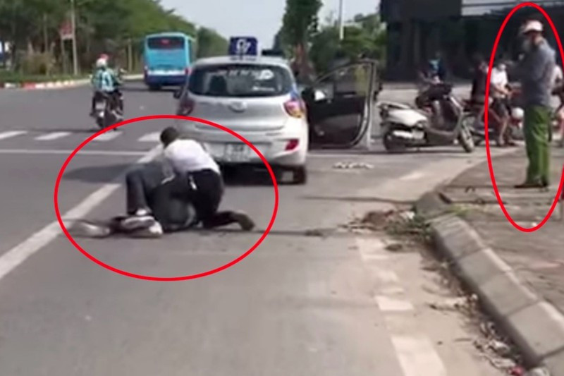  Kỷ luật vị công an thờ ơ khi thấy nạn nhân vật lộn với cướp: Chiều 17/5, liên quan đến vụ “công an đứng nhìn nạn nhân vật lộn với cướp”, lãnh đạo Công an TP Hà Nội đã quyết định kỷ luật cảnh cáo đối với vị cán bộ công an trong đoạn clip. Thông tin ban đầu, cán bộ này được xác định đã thờ ơ, thiếu trách nhiệm khi xử lý vụ việc. Được biết, cán bộ công an trên đang công tác tại Công an xã Cự Khê, huyện Thanh Oai, địa bàn xảy ra vụ cướp.