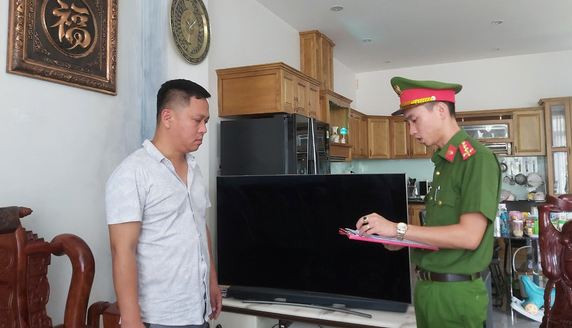  Lừa đảo lấy sổ đỏ của người khác đem cầm 8 tỷ đồng: Nguyễn Lâm Xinh (37 tuổi, trú Đà Nẵng) là Giám đốc 1 công ty chuyên kinh doanh, môi giới bất động sản, xây dựng… ở Đà Nẵng đã dùng sổ đỏ của người khác và nói dối đây là lô đất của mình đã mua nhưng chưa sang tên và vay của ông V. 8 tỷ đồng trong thời hạn 1 tháng. Ông V. phát hiện sự việc nên đã viết đơn tố giác Xinh. Ngày 17/4, Xinh bị Công an Đà Nẵng bắt tạm giam.