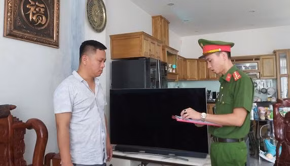  Lừa đảo lấy sổ đỏ của người khác đem cầm 8 tỷ đồng: Nguyễn Lâm Xinh (37 tuổi, trú Đà Nẵng) là Giám đốc 1 công ty chuyên kinh doanh, môi giới bất động sản, xây dựng… ở Đà Nẵng đã dùng sổ đỏ của người khác và nói dối đây là lô đất của mình đã mua nhưng chưa sang tên và vay của ông V. 8 tỷ đồng trong thời hạn 1 tháng. Ông V. phát hiện sự việc nên đã viết đơn tố giác Xinh. Ngày 17/4, Xinh bị Công an Đà Nẵng bắt tạm giam.