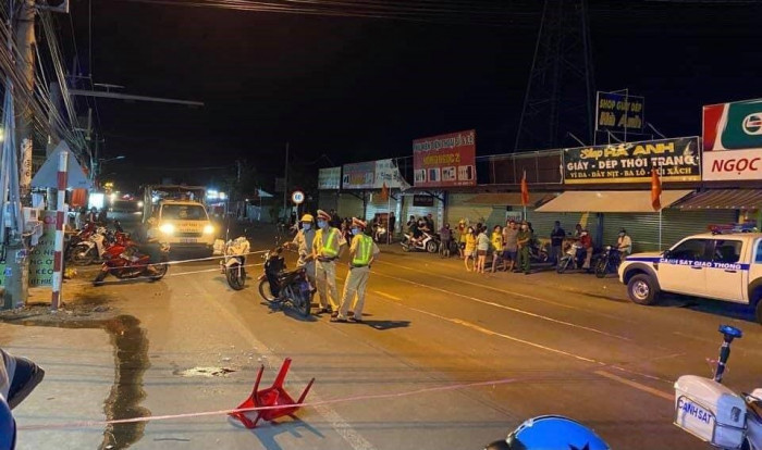  Đâm 2 bạn nhậu gục tại chỗ trong quán cháo lòng: Khuya 12/5, anh T.M.H. (21 tuổi) ngồi nhậu cùng 2 người bạn tại quán cháo lòng ở xã Đại Phước (huyện Nhơn Trạch, Đồng Nai). Trong quá trình ăn nhậu, cả 3 xảy ra mâu thuẫn. Do bực tức H. đã rút dao đâm gục 2 bạn nhậu khiến 1 người tử vong ở huyện Nhơn Trạch. Ngày 13/5, Công an Đồng Nai cho biết đang truy bắt hung thủ. 