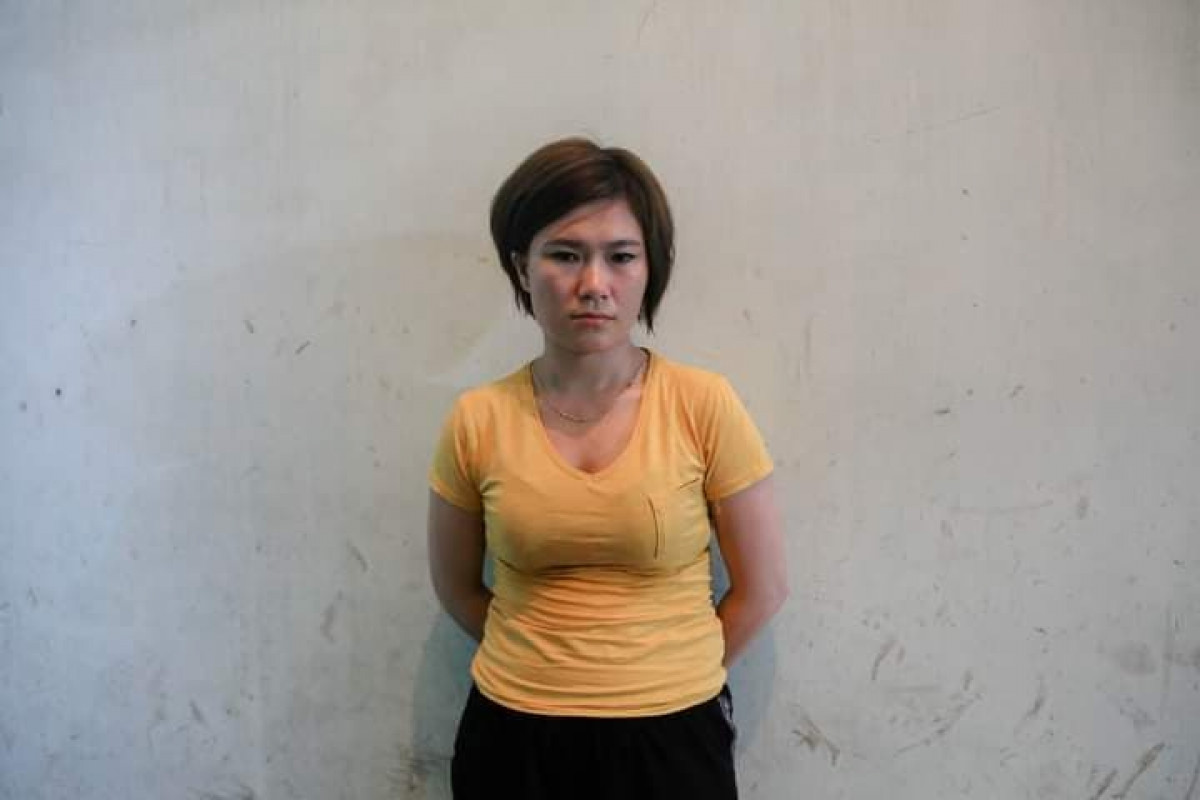  Núp bóng nhân viên tiếp thị nước để buôn ma tuý: Ngày 13/5, Công an tỉnh Hà Tĩnh cho biết, để qua mặt cơ quan chức năng, Nguyễn Thị Thơ (trú tại phường Trần Phú, TP. Hà Tĩnh) đã núp dưới "vỏ bọc” nhân viên tiếp thị nước giải khát để mua bán trái phép chất ma tuý. Quá trình bắt, khám xét khẩn cấp đối với Nguyễn Thị Thơ, lực lượng chức năng thu giữ 9 gói ma túy đá, 1 cân điện tử, 3 điện thoại di động cùng nhiều đồ vật, tài liệu liên quan.