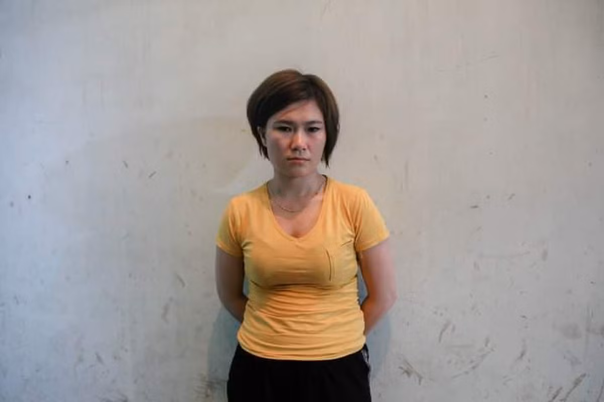  Núp bóng nhân viên tiếp thị nước để buôn ma tuý: Ngày 13/5, Công an tỉnh Hà Tĩnh cho biết, để qua mặt cơ quan chức năng, Nguyễn Thị Thơ (trú tại phường Trần Phú, TP. Hà Tĩnh) đã núp dưới "vỏ bọc” nhân viên tiếp thị nước giải khát để mua bán trái phép chất ma tuý. Quá trình bắt, khám xét khẩn cấp đối với Nguyễn Thị Thơ, lực lượng chức năng thu giữ 9 gói ma túy đá, 1 cân điện tử, 3 điện thoại di động cùng nhiều đồ vật, tài liệu liên quan.