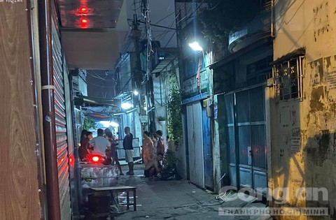  Cháu họ đâm cậu tử vong vì can ngăn mâu thuẫn gia đình: Chiều 25/3, Giang Thanh Trí (19 tuổi, ngụ quận 8, TP HCM) và gia đình mâu thuẫn nên anh Nguyễn Trung Hiếu (27 tuổi, cậu của Trí) vào can ngăn, dùng tay đánh vào mặt Trí nên bị đối tượng dùng dao đâm tử vong. Sau khi đâm anh Hiếu, Trí đã đến công an đầu thú và khai nhận toàn bộ hành vi phạm tội.