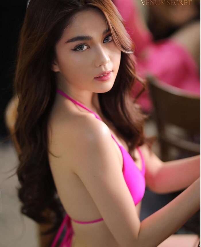 Để sở hữu "vòng eo 53" như hiện tại thì Ngọc Trinh đã phải trải qua một quá trình ăn uống và tập tành giảm cân rất nghiêm ngặt. Có những ngày cô sẽ ăn uống thả ga nhưng nếu cần thì vẫn theo chế độ "ăn uống sạch" vô cùng bài bản.