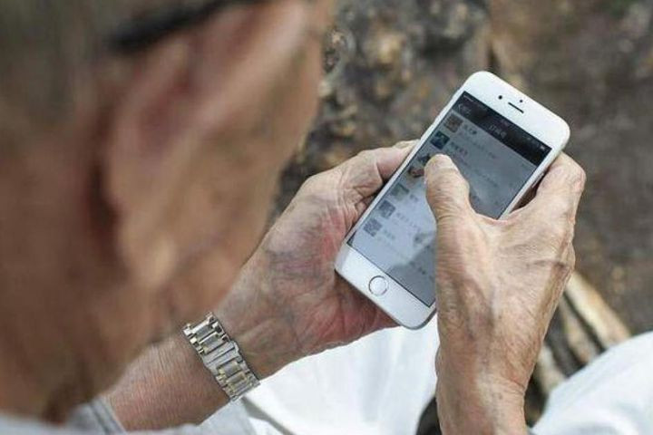  Cụ ông mất 2,6 tỷ đồng sau khi nghe điện thoại: Một người tự xưng là Công an gọi điện và thông báo rằng đang điều tra về vụ án ma túy liên quan đến ông Q. (SN 1943, trú tại quận Cầu Giấy, TP Hà Nội) và yêu cầu ông chuyển tiền cho anh ta để xác minh. Sau khi chuyển 2,6 tỷ đồng vào tài khoản của người này, ông Q. mới “ngã ngửa” khi biết bị lừa và đến cơ quan công an trình báo. Ngày 12/5, Công an TP Hà Nội cho biết đang điều tra, làm rõ.