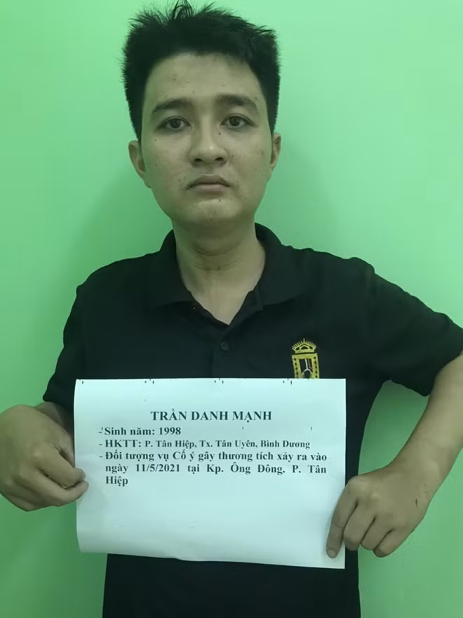  Bị la mắng, nghịch tử chém cha trọng thương: Đêm 11/5, khi Trần Danh Mạnh (SN 1998; ngụ thị xã Tân Uyên (Bình Dương) đi nhậu về thì bị cha la mắng dùng cây đánh vào người. Trong lúc bực tức, thiếu kiềm chế, Mạnh lấy dao dưới nhà bếp chém nhiều nhát vào người cha ruột trọng thương. Các bác sĩ cho hay nạn nhân bị chém tổng cộng 7 vết thương dài và sâu ở đầu, cổ, vai và tay chân.