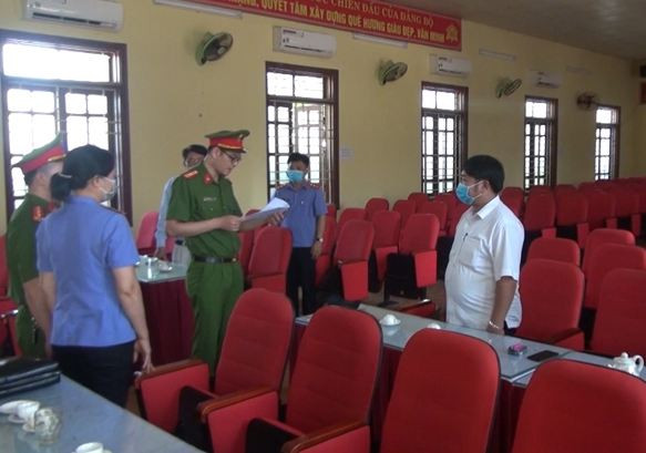  Nguyên Chủ tịch UBND xã và cán bộ địa chính xã Hòa Lộc bị bắt: Ngày 12/5, Công an tỉnh Thanh Hoá cho biết vừa khởi tố bị can, bắt tạm giam đối với Nguyễn Văn Tuấn (SN 1976), nguyên Chủ tịch UBND xã Hòa Lộc và Bùi Ngọc Hải (SN 1971) cán bộ địa chính xã Hòa Lộc, huyện Hậu Lộc về hành vi lợi dụng chức vụ quyền hạn khi thi hành công vụ. 2 người này liên quan tới hàng loạt sai phạm trong công tác quản lý ngân sách, sử dụng đất đai tại xã này. 