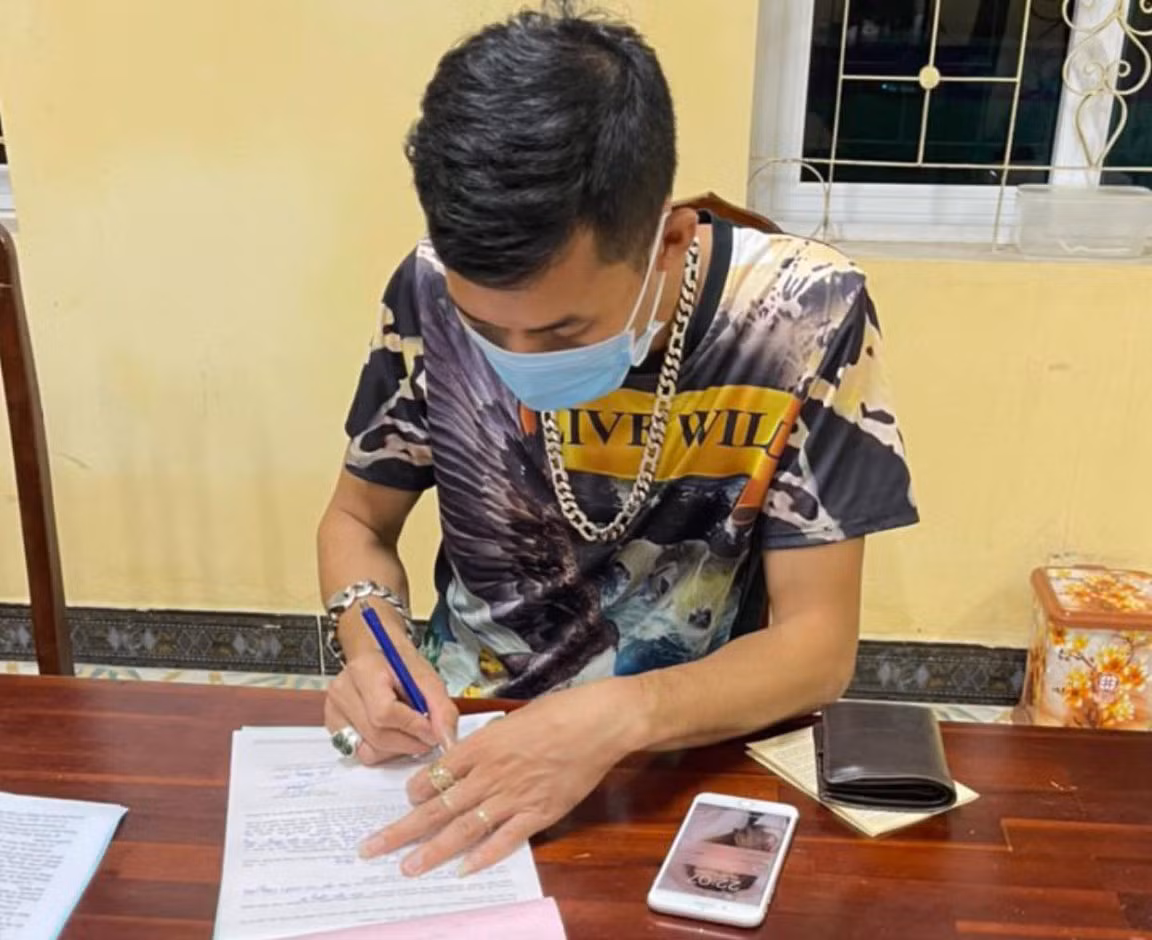 Video: Xe tai lang lach, danh vong khong nhuong duong xe cuu thuong