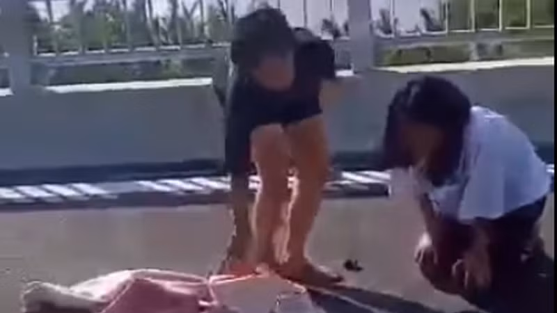  Nguyên nhân nữ sinh lớp 8 đánh, lột đồ học sinh lớp 7: Ngày 10/5, Sở GD&amp;ĐT Quảng Nam cho biết, nguyên nhân ban đầu dẫn đến vụ đánh nhau trên cầu là do mâu thuẫn xuất phát từ việc bán hàng online. Nữ sinh bị đánh là em P.T.B.T (lớp 7, Trường THCS Nguyễn Hiền, xã Bình Đào, huyện Thăng Bình). Người đánh em T được xác định là em T.T.N.A (lớp 8, Trường THCS Hoàng Diệu, trú xã Bình Hải, huyện Thăng Bình).