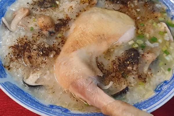  Hai bé gái tử vong sau khi ăn cháo gà: Ngày 9/5, cháu Đ.L.T.N (9 tuổi) và em gái Đ.T.T (5 tuổi, cùng ngụ phường Nhà Mát, Bạc Liêu) ăn cháo gà và uống nước ngọt đóng chai. Sau đó, hai bé có biểu hiện nôn ói, co giật, nên gia đình đưa vào bệnh viện cấp cứu nhưng cả hai em đã tử vong. Ngày 10/5, Công an tỉnh Bạc Liêu đang điều tra, làm rõ nguyên nhân.