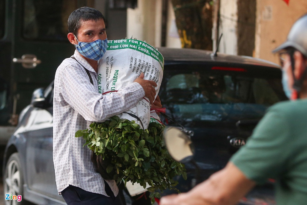 Khi lực lượng chức năng có mặt, các tiểu thương đồng loạt bê hàng hóa đi nơi khác.